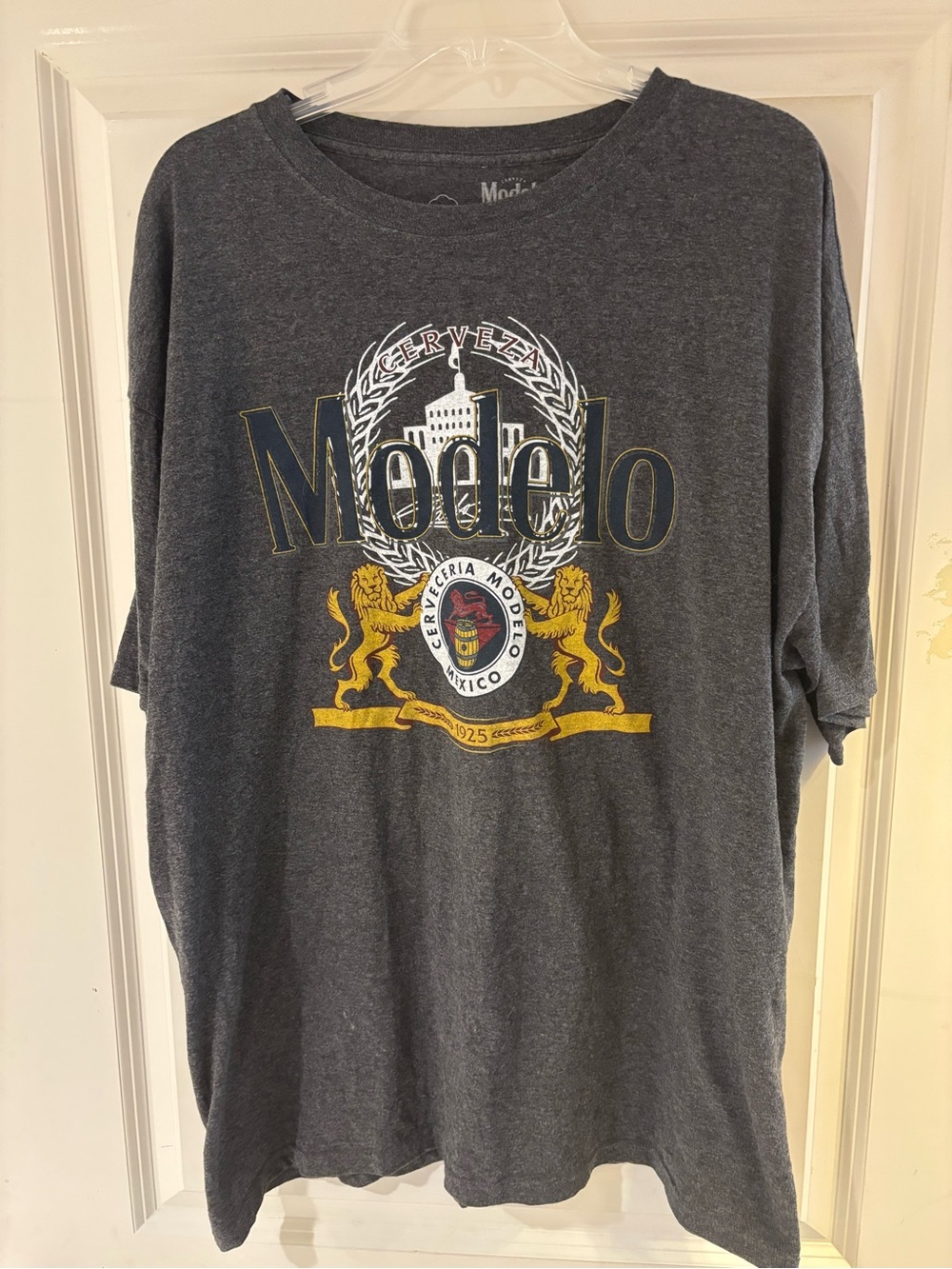 Official Cerveza Modelo Beer Logo Crest Short Sleeve T-Shirt XL EUC.
